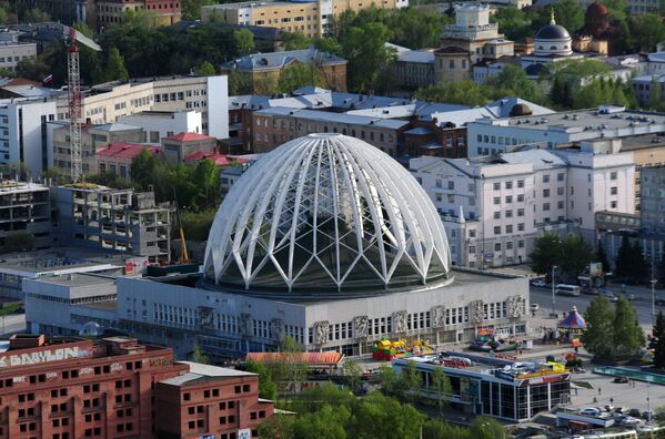 Circul din Ekaterinburg văzut de pe terasa clădirii zgârie-nori „Vîsoțki” - Sputnik Moldova
