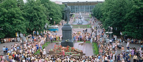 Праздник поэзии у памятника А.С.Пушкина в Москве - Sputnik Moldova