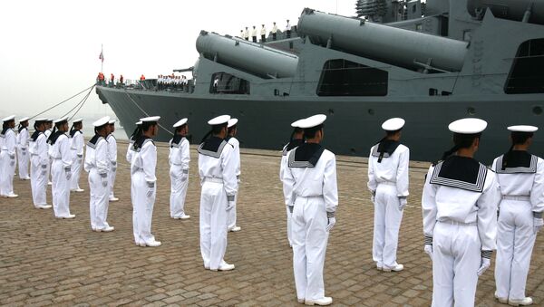 Флагман Тихоокеанского флота ракетный крейсер Варяг прибыл с официальным визитом в китайский порт Циндао - Sputnik Moldova-România