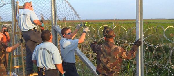 Колючая проволока и забор: Венгрия перекрыла лазейку в Европу для беженцев - Sputnik Молдова