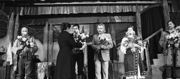 Молдавские артисты на сцене после спектакля - Sputnik Молдова