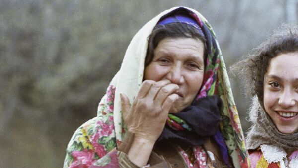 Жительницы цыганской слободы (Цыганская гора) в центральной возвышенной части города Сороки в Молдавии, апрель 1982 года. - Sputnik Молдова