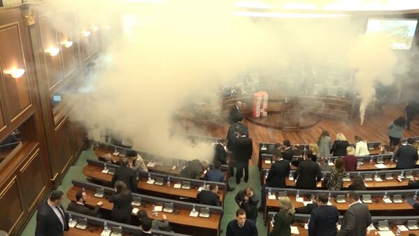 В парламенте Косовo распылили слезоточивый газ - Sputnik Молдова