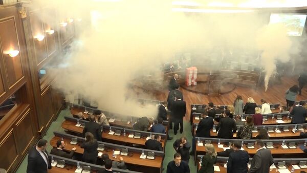 В парламенте Косовo распылили слезоточивый газ - Sputnik Moldova