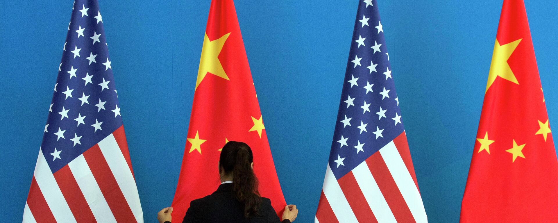 Drapeaux de la Chine et des USA - Sputnik Молдова, 1920, 17.04.2025