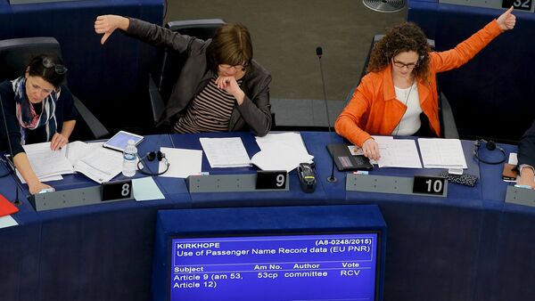 Members of the European Parliament take part in a voting session in Strasbourg, France, April 14, 2016. MEPs voted on thursday on the EU Passenger Name Record (PNR) Directive, which would oblige airlines to hand EU countries their passengers' data in order to help the authorities to fight terrorism and serious crimes - Sputnik Moldova-România