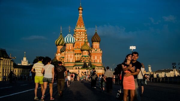 Горожане и туристы на Красной площади в Москве - Sputnik Moldova-România