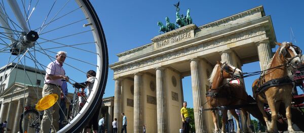 Вид на Бранденбургские ворота с улицы Унтер ден Линден в Берлине - Sputnik Молдова