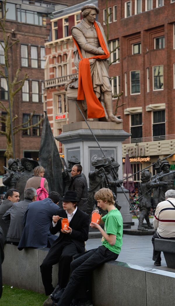 Amsterdam. Monumentul lui Rembrandt, pictor renumit de la începutul sec. XIX, în Piața Rembrandt - Sputnik Moldova