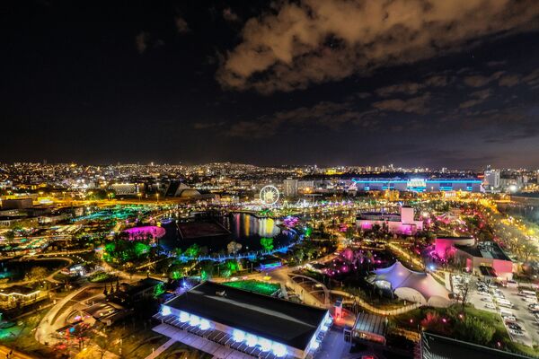Ankara. Vedere nocturnă asupra parcului de distracții - Sputnik Moldova