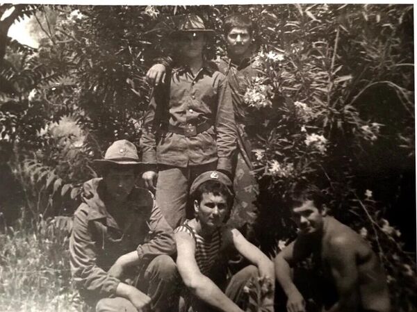 Константин Калиман (стоит справа) с однополчанами в Афганистане - Sputnik Молдова