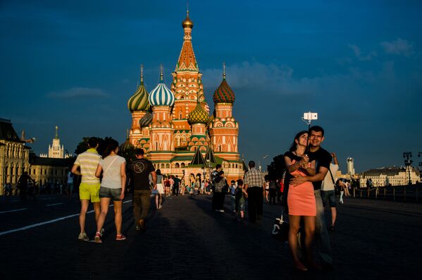 Capitala Rusiei (33,4 milioane de etichete) se situează pe locul patru. În fotografie: locuitori ai orașului și turiști în Piața Roșie din Moscova. - Sputnik Moldova-România