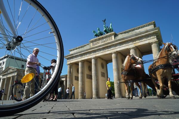 Berlin, cu 26,7 milioane de etichete, se află pe locul cinci. În fotografie: Poarta Brandenburg, văzută de pe bulevardul Unter den Linden din Berlin. - Sputnik Moldova-România