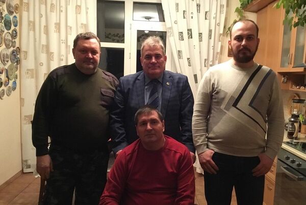 Константин Калиман и пришедшие к нему в гости (слева направо) ветеран Афганистана Сергей Протасевич, председатель СВВА РМ Михаил Мокан и корреспондент Sputnik Николай Костыркин - Sputnik Молдова