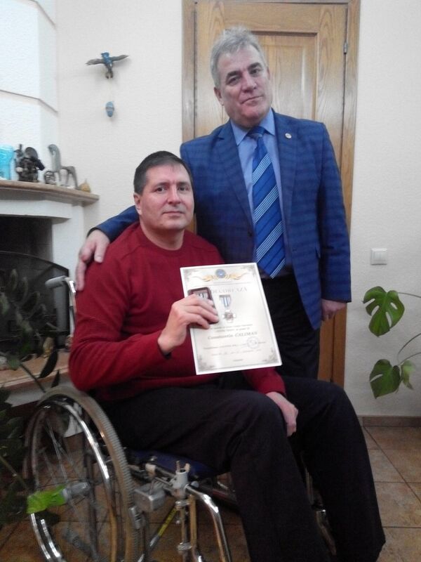 Константин Калиман, награжденный ветеранским крестом За заслуги, и Михаил Мокан - Sputnik Молдова