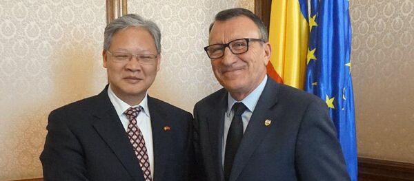 Paul Stănescu, ministrul dezvoltării regionale şi administraţiei publice, și. Xu Feihong, Ambasadorul Republicii Populare Chineze în România Paul Stănescu, ministrul dezvoltării regionale şi administraţiei publice, și. Xu Feihong, Ambasadorul Republicii Populare Chineze în România - Sputnik Moldova-România