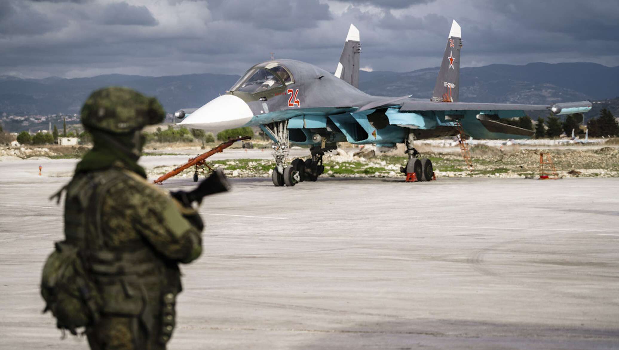 Аэродром в сирии. Су-34 Хмеймим. Су-34 Хмеймим Сирия. Военный аэродром в Сирии Хмеймим. База ВКС В Сирии.