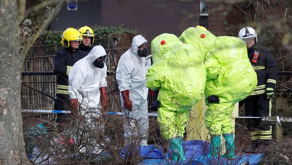 Officials in protective suits check their equipment before repositioning the forensic tent, covering the bench where Sergei Skripal and his daughter Yulia were found, in the centre of Salisbury, Britain, March 8, 2018 - Sputnik Молдова