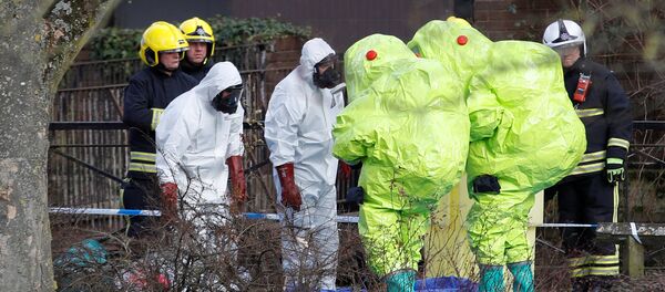 Officials in protective suits check their equipment before repositioning the forensic tent, covering the bench where Sergei Skripal and his daughter Yulia were found, in the centre of Salisbury, Britain, March 8, 2018 - Sputnik Moldova