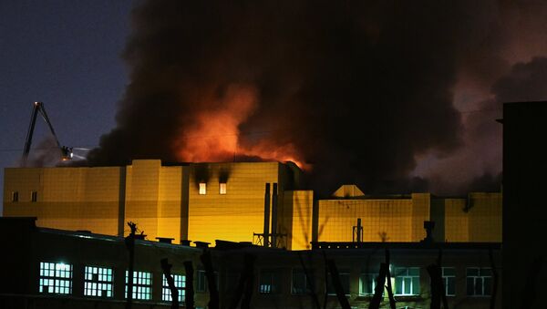 Massive fire in a trade center in Russian city of Kemerovo - Sputnik Moldova-România