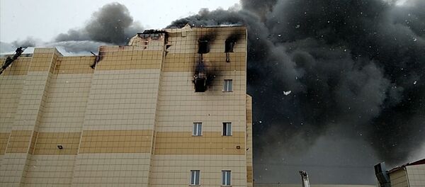 Торговый центр горит в Кемерово. Кадры с места ЧП - Sputnik Молдова