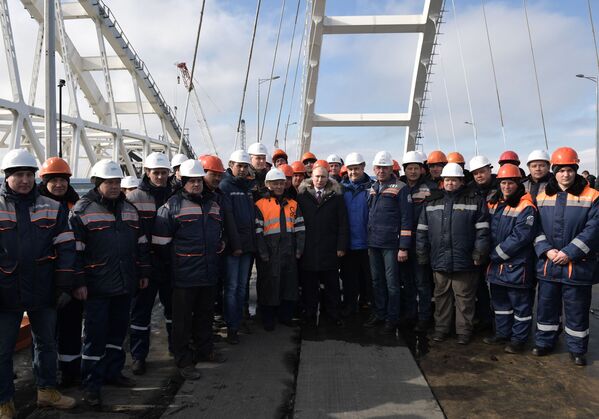 Президент РФ Владимир Путин со строителями во время осмотра готового участка автодорожной части Крымского моста через Керченский пролив - Sputnik Молдова