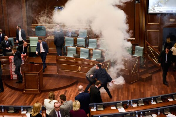Оппозиция распыляет слезоточивый газ в здании парламента Косово, Приштина - Sputnik Молдова