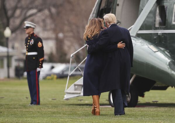 Президент США Дональд Трамп с женой Меланией садятся в вертолет на лужайке перед Белым домом, Вашингтон - Sputnik Молдова