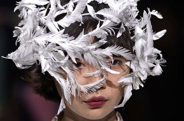 Модель демонстрирует коллекцию дизайнера Ohalu Ando на показе в рамках Недели моды в Токио - Sputnik Молдова