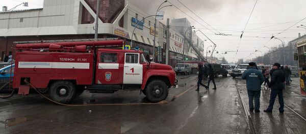 Сотрудники пожарной охраны МЧС борются с пожаром в торговом центре Зимняя вишня! в Кемерово. - Sputnik Молдова