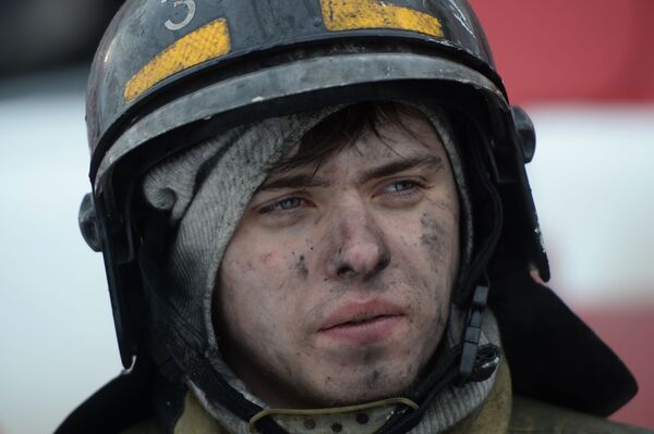 Сотрудник пожарной охраны МЧС во время тушения пожара в торговом центре Зимняя вишня в Кемерово. - Sputnik Молдова
