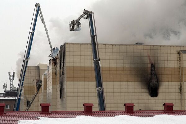 Сотрудники пожарной охраны МЧС борются с пожаром в торговом центре Зимняя вишня в Кемерово. - Sputnik Молдова