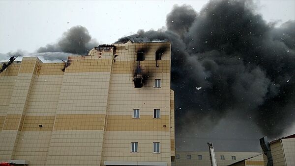Торговый центр горит в Кемерово. Кадры с места ЧП - Sputnik Moldova