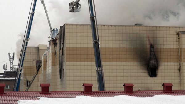 Сотрудники пожарной охраны МЧС борются с пожаром в торговом центре «Зимняя вишня» в Кемерово - Sputnik Moldova-România