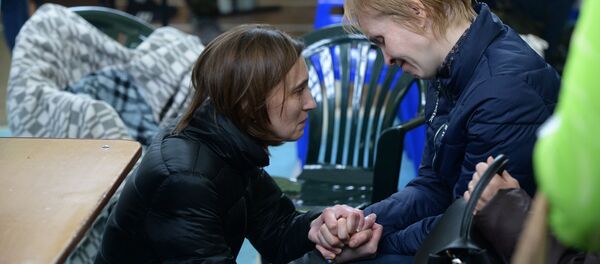 Родственники одного из пропавших без вести при пожаре в торговом центре «Зимняя вишня» в Кемерово Родственники одного из пропавших без вести при пожаре в торговом центре «Зимняя вишня» в Кемерово - Sputnik Молдова