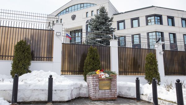 Возложение цветов у Посольства Российской Федерации - Sputnik Молдова