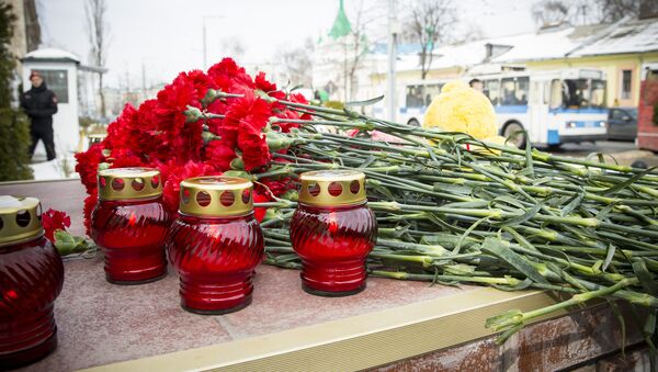 Возложение цветов у Посольства Российской Федерации  - Sputnik Молдова