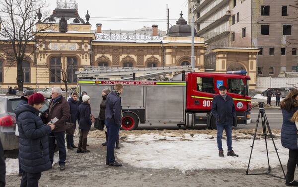 Полиция проверяет сообщение о бомбе в здании суда сектора Центр - Sputnik Молдова