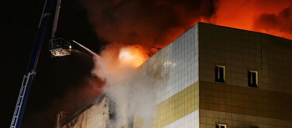 Fire at Zimnyaya Vishnya shopping mall in Kemerovo - Sputnik Moldova-România