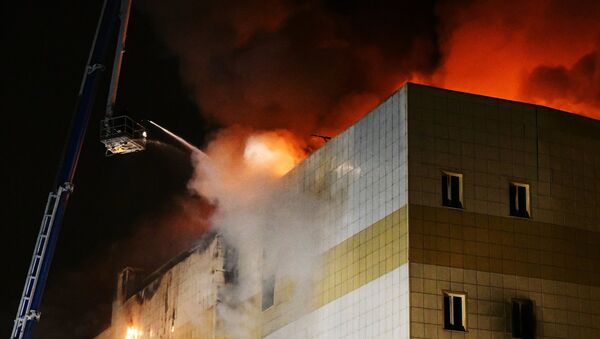 Fire at Zimnyaya Vishnya shopping mall in Kemerovo - Sputnik Moldova-România