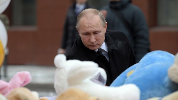 Президент РФ В. Путин почтил память погибших при пожаре в Кемерове - Sputnik Молдова