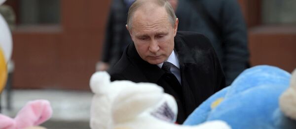 Президент РФ В. Путин почтил память погибших при пожаре в Кемерове - Sputnik Moldova-România