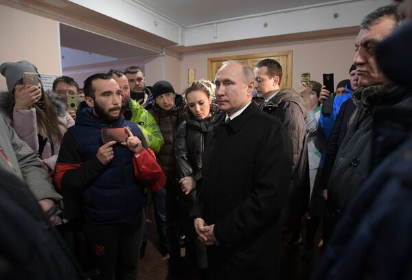 Президент РФ В. Путин почтил память погибших при пожаре в Кемерове Президент РФ В. Путин почтил память погибших при пожаре в Кемерове - Sputnik Молдова