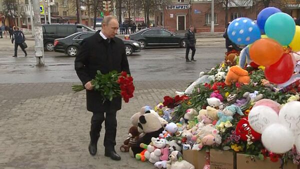 Путин возложил цветы на месте трагедии в Кемерово - Sputnik Молдова