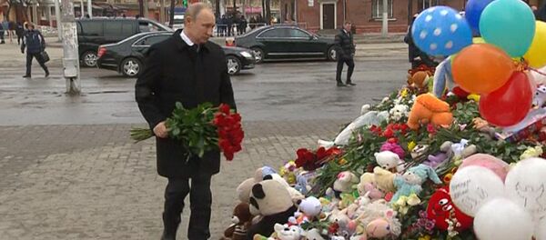 Путин возложил цветы на месте трагедии в Кемерово Путин возложил цветы на месте трагедии в Кемерово - Sputnik Молдова