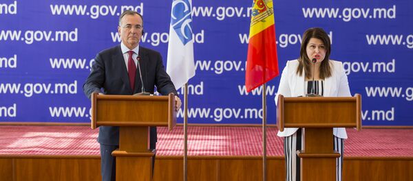 Franko Frattini și Cristina Lesnic - Sputnik Молдова