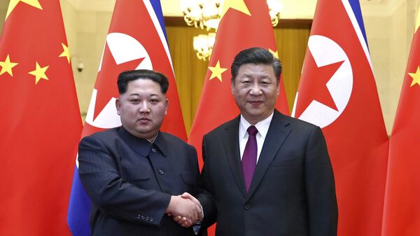 In this photo provided Wednesday, March 28, 2018, by China's Xinhua News Agency, North Korean leader Kim Jong Un, left, and Chinese President Xi Jinping shake hands in Beijing, China.  - Sputnik Moldova