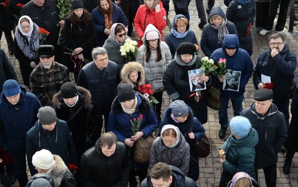 Прощание с погибшими при пожаре в торговом центре в Кемерово - Sputnik Молдова