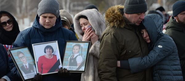 Прощание с погибшими при пожаре в торговом центре в Кемерово Прощание с погибшими при пожаре в торговом центре в Кемерово - Sputnik Молдова
