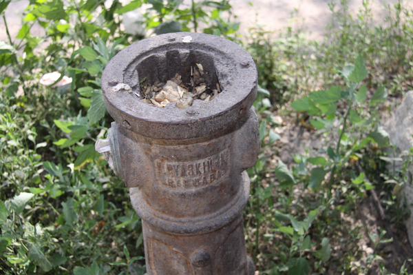 Старинная колонка в Кишиневе Старинная колонка в Кишиневе - Sputnik Молдова